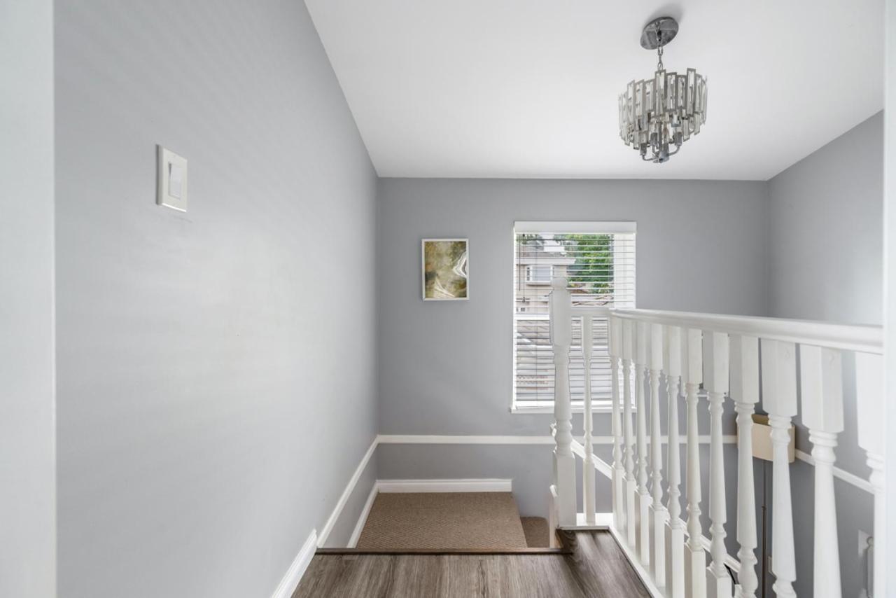 Stylish Dual Bedroom Suite In Van West 밴쿠버 외부 사진