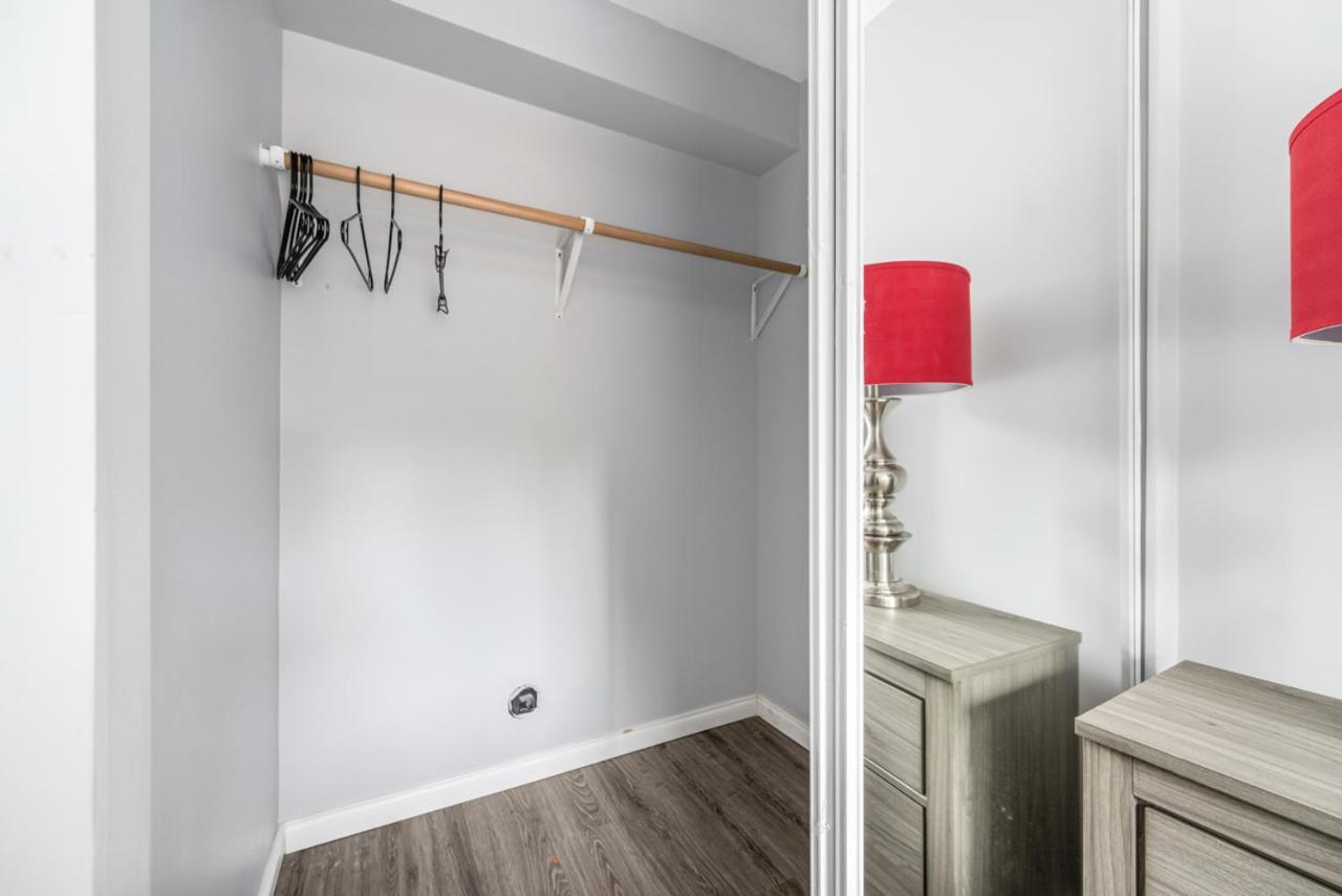 Stylish Dual Bedroom Suite In Van West 밴쿠버 외부 사진