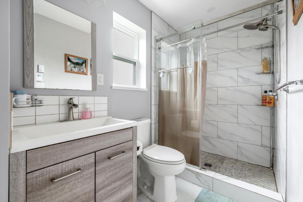 Stylish Dual Bedroom Suite In Van West 밴쿠버 외부 사진