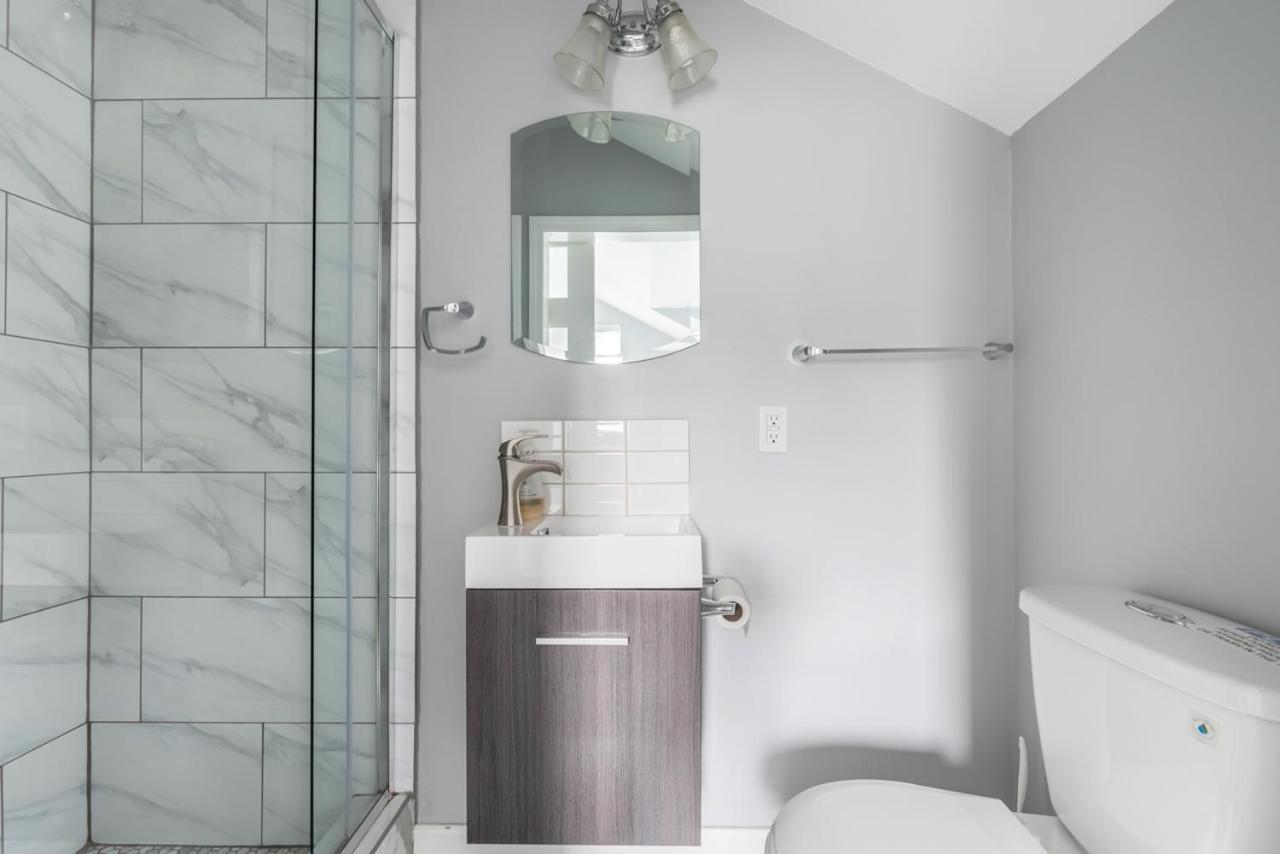 Stylish Dual Bedroom Suite In Van West 밴쿠버 외부 사진